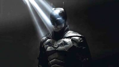 Брюс Уэйн - Новые товары по "Бэтмену" дают первый взгляд на Бэтпещеру и другие крупные сцены фильма - playground.ru