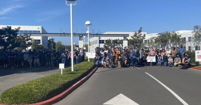 Бобби Котик - Больше 150 сотрудников Activision Blizzard вышли на забастовку с требованием отставки Бобби Котика - cybersport.ru - штат Калифорния - Ирвайн