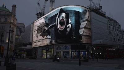 Роберт Джордан - В Лондоне разместили эффектную 3D-рекламу фэнтези-сериала "Колесо времени" - playground.ru - Лондон