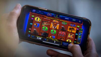 Женщина украла 680 тысяч долларов, чтобы потратить на мобильное казино, которое не выплачивает реальные деньги - gametech.ru