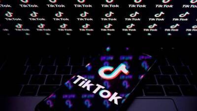 Модераторы TikTok подали иски против соцсети из-за психологических травм - playground.ru
