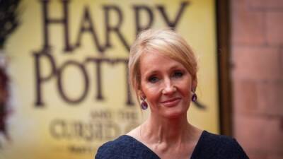 Гарри Поттер - Джоан Роулинг - Писательница Джоан Роулинг заработала более 165 млн галлеонов на франшизе "Гарри Поттер" - playground.ru - Англия