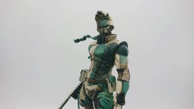 Удивительная фигурка Солид Снейка, созданная на основе знаменитого дизайна Ёдзи Синкавы из Metal Gear Solid (PS1) - playground.ru