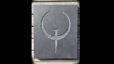 Резчик по камню выполнил заказ, нарисовав логотип Quake - playground.ru - Шотландия
