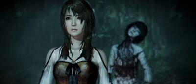 Японка смотрит на котика, когда ей страшно во время демонстрации Fatal Frame: Maiden of Black Water для PlayStation 4 - gamemag.ru