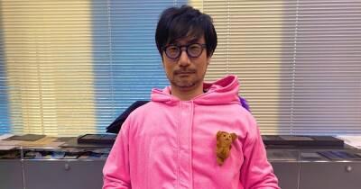 Хидэо Кодзим - Хидэо Кодзима пришел в офис в костюме розового единорога — его подарила команда «ВКонтакте» - cybersport.ru - Россия