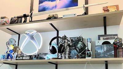 Phil Spencer - Xbox apparaat gespot op plank Phil Spencer zorgt voor speculatie, Xbox zegt dat het oud prototype is - ru.ign.com