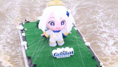 Гигантская надувная Паймон из Genshin Impact отправилась в круиз по Темзе: опубликовано видео с места событий - gametech.ru - Англия - Сингапур