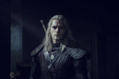 Генри Кавилл - Генри Кавилл оставил роль Геральта в сериале «Ведьмак» из-за завершения действия контракта - landofgames.ru