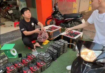 Вьетнамский майнер распродает на улице горы видеокарт - playground.ru