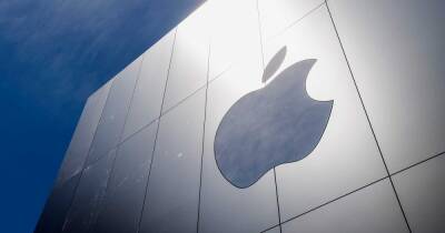 Тим Кук - Apple попросила отклонить законопроект о загрузке мобильных приложений из сторонних источников — ранее его одобрили власти США - cybersport.ru - Сша