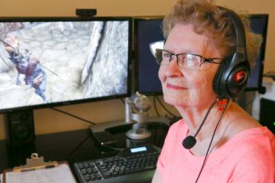 85-летняя "Бабушка Skyrim" перенесла инсульт и забыла, как играть в игру - playground.ru