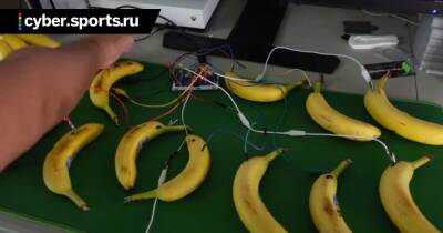 Ютубер проходит Elden Ring на контроллере из 12 бананов. Он уже убил Годрика - cyber.sports.ru
