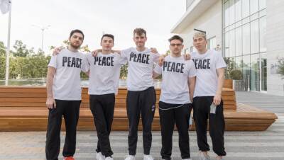 Игроки Team Spirit сфотографировались в футболках с надписью «Мир» на LAN-турнире в Дубае - cybersport.metaratings.ru - Украина - Dubai