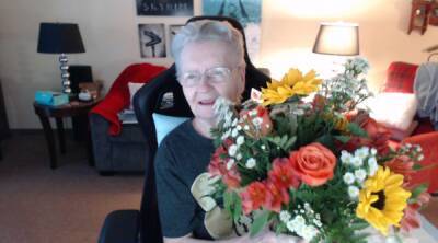 85-летняя "Бабушка Skyrim" после инсульта получила букет цветов от разработчиков - playground.ru