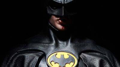Майкл Китон - Появились первые кадры обновленного костюма Бэтмена Майкла Китона для "Флэша" - playground.ru