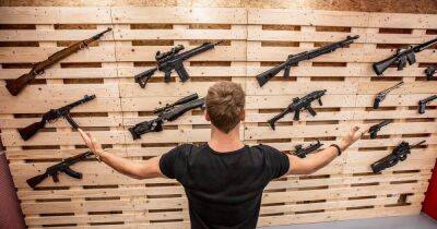 Профессиональный игрок в Fortnite показал свою комнату с оружием «на случай восстания чернокожих» - cybersport.ru
