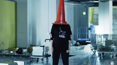 Икуми Накамура с конусом на голове показала на видео застройку студии Unseen - igromania.ru - Tokyo