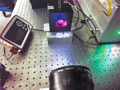 Китайские учёные создали лазер, способный "писать" в воздухе: он отрывает электроны от молекул и превращать их в свет - playground.ru