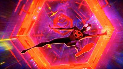 Gwen Stacy - Spider-Man: Across the Spider-Verse merch lekt mogelijk belangrijke Spider-Variant - ru.ign.com