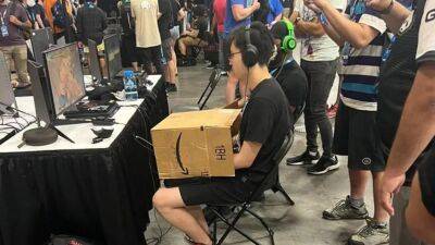 Игрок на турнире по Street Fighter V использовал картонную коробку, чтобы противник не видел его рук с контролером - gametech.ru