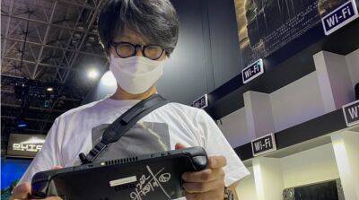 Хидео Кодзим - Хидео Кодзима подержал маленький Steam Deck, а Valve показала огромный и док-станцию. Фото с Tokyo Game Show 2022 - gametech.ru