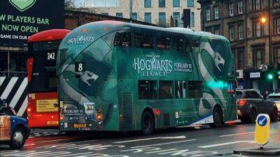 Гарри Поттер - Улицы Лондона заполонили двухэтажные автобусы с рекламой Hogwarts Legacy - playground.ru - Лондон - Англия