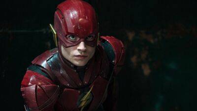 Warner Bros. houdt naar verluidt Ezra Miller aan als The Flash - ru.ign.com - state Hawaii - state Massachusets - county Miller - state North Dakota - state Vermont
