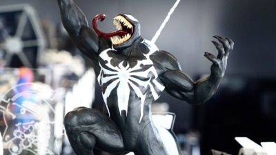 Хидэо Кодзим - Хидэо Кодзима распаковал 48-сантиметровую фигурку Венома из Marvel's Spider-Man 2 и остался доволен - playground.ru