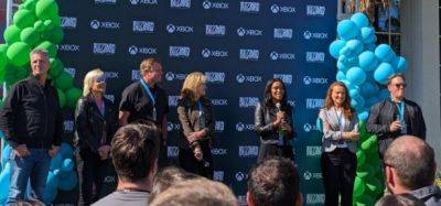 Филипп Спенсер - Сара Бонд - Фил Спенсер и руководство Xbox посетили главный кампус Blizzard Entertainment - noob-club.ru