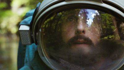 Paul Dano - Tom Van-Stam - Adam Sandler speelt astronaut in Netflix-film Spaceman - ru.ign.com