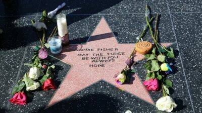 Кэтлин Кеннеди - Вильям Лурд - Кэрри Фишер была удостоена посмертной звезды на голливудской "Аллее славы" - playground.ru - Лос-Анджелес