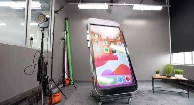 Ютубер создал 2-метровый Айфон, играл на нём и катался в метро - app-time.ru