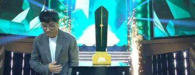 Faith_bian передал чемпионский трофей на церемонии открытия плей-офф Riyadh Masters 2023 - dota2.ru - Riyadh