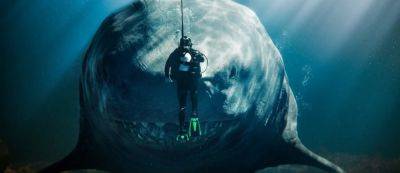 Джейсон Стэйтем - Бен Уитли - Джейсон Стэйтем отталкивает пасть гигантской акулы на кадрах фильма "Мег 2: Впадина" - gamemag.ru
