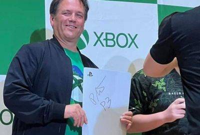 Филипп Спенсер - Тодд Говард - Хидео Кодзимы - Сара Бонд - Глава Xbox на выставке подписал сменную панель PS5 - gametech.ru - Япония - Tokyo