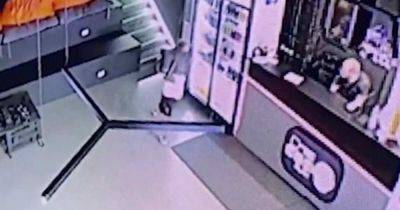 Девушка-геймер разбила монитор в компьютерном клубе из-за Dota 2 - ren.tv - Санкт-Петербург - Москва