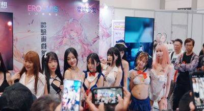 Посетители Taipei Red Expo любуются обнажёнными косплеершами Rise of Eros и покупают их нижнее бельё - app-time.ru - Taipei