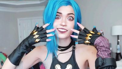 Скандал на TwitchCon: посетитель попытался поцеловать популярную стримершу, а охранники лишь посмеялись - playground.ru