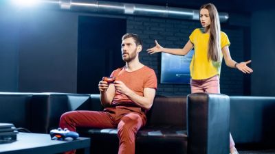 Razer угодила в скандал после рекламы гарнитуры, в которой мужчина заглушает женскую болтовню функцией шумоподавления - playground.ru