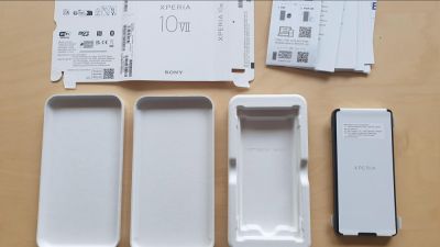 Sony начала продавать смартфоны без зарядного кабеля в комплекте - playground.ru