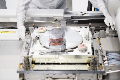 Бывшие инженеры ASML тайно разработали в Китае работающий прототип EUV-литографа - playground.ru - Сша - Китай - Голландия