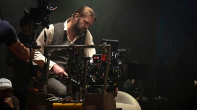 Режиссеру "47 ронинов" грозит 20 лет тюрьмы - он потратил деньги Netflix на люксовые авто и антиквариат - playground.ru