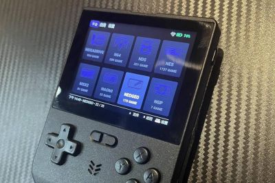 Опубликованы фотографии портативной и игровой ретро-консоли без стиков XU20 V32 — утечка - gametech.ru