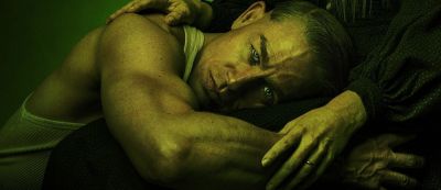 Альфред Хичкок - Чарли Ханнэм - Джеффри Дамер - Чарли Ханнэм размахивает бензопилой на постере сериала "Монстр: История Эда Гейна" - gamemag.ru
