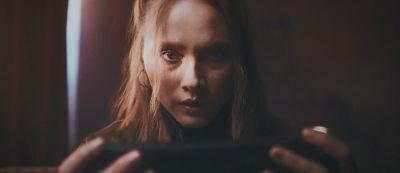 Джеймс Бонд - Девушка увлеченно играет в Cronos: The New Dawn в рекламном трейлере хоррора для Nintendo Switch 2 - gamemag.ru