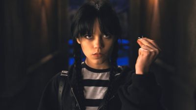 Дженна Ортега - Гадание на шаре - постер 3 сезона "Уэнсдэй" - playground.ru