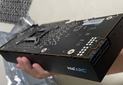 В сети замечен инженерный образец видеокарты Intel с 16 ГБ памяти и 512-битной шиной - playground.ru