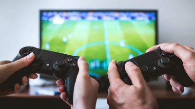 Ученые выяснили, почему геймеры выбирают инвертированное управление - playground.ru - Лондон
