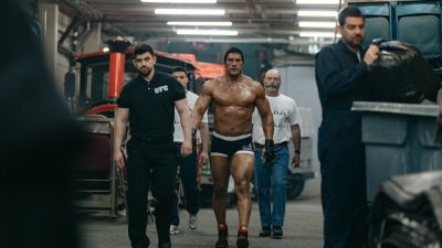 Джонсон Дуэйн - Эмили Блант - "Крушащая машина" с Дуэйном Джонсоном получает хорошие оценки критиков - фильм называют претендентом на "Оскар" - playground.ru